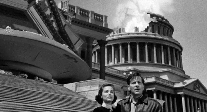 Hugh Marlowe e Joan Taylor in una scena del film.